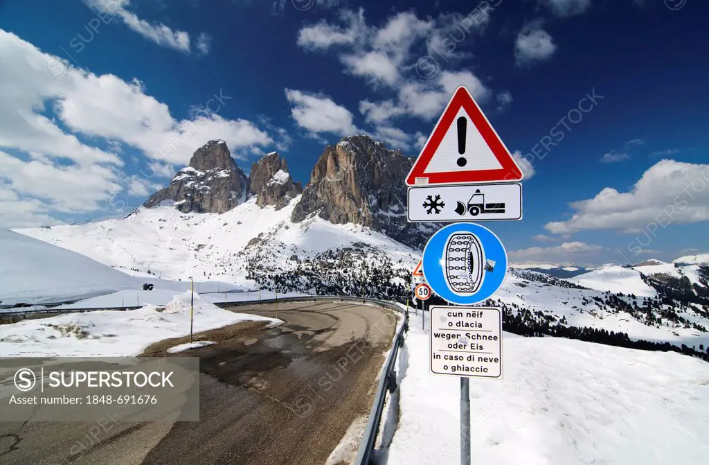 Traffic sign, warning, winter services, snow chains are mandatory in snow, in the back the Sassolungo group, Sella Pass, Tyrol, Italy, Europe