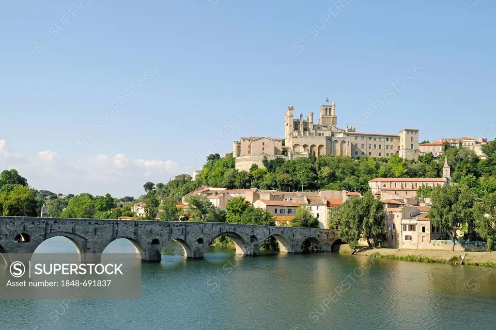 Béziers Cathedral or Cathédrale Saint-Nazaire-et-Saint-Celse de Béziers, Orb river, bridge, Beziers, Languedoc-Roussillon, southern France, France, Eu...