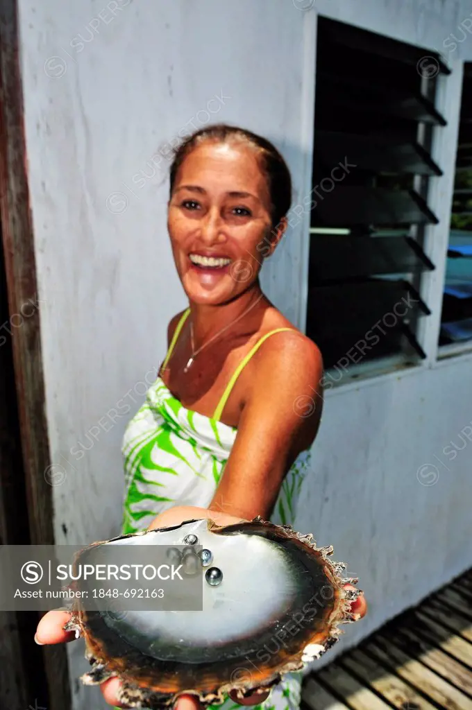 Woman with pearls, Tauahei pearl farm, Raiatea or Ra'iatea, Leeward Islands, Society Islands, French Polynesia, Pacific Ocean