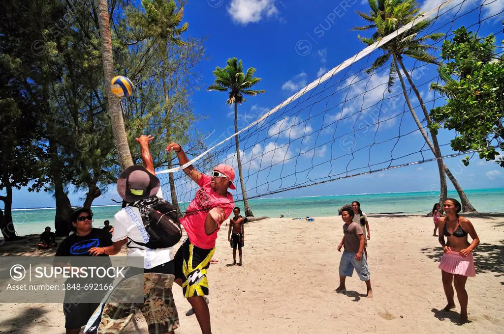 Beach volleyball, island where natives live, Motu Iriru, Raiatea or Ra'iatea, Leeward Islands, Society Islands, French Polynesia, Pacific Ocean