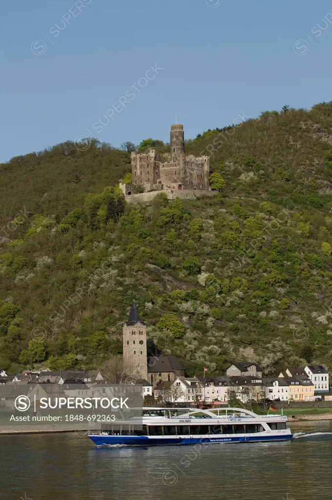 Maus castle above the Rhine River and the Loreley pleasure boat, St. Goarshausen, Wellmich district, Upper Middle Rhine Valley, a UNESCO World Heritag...