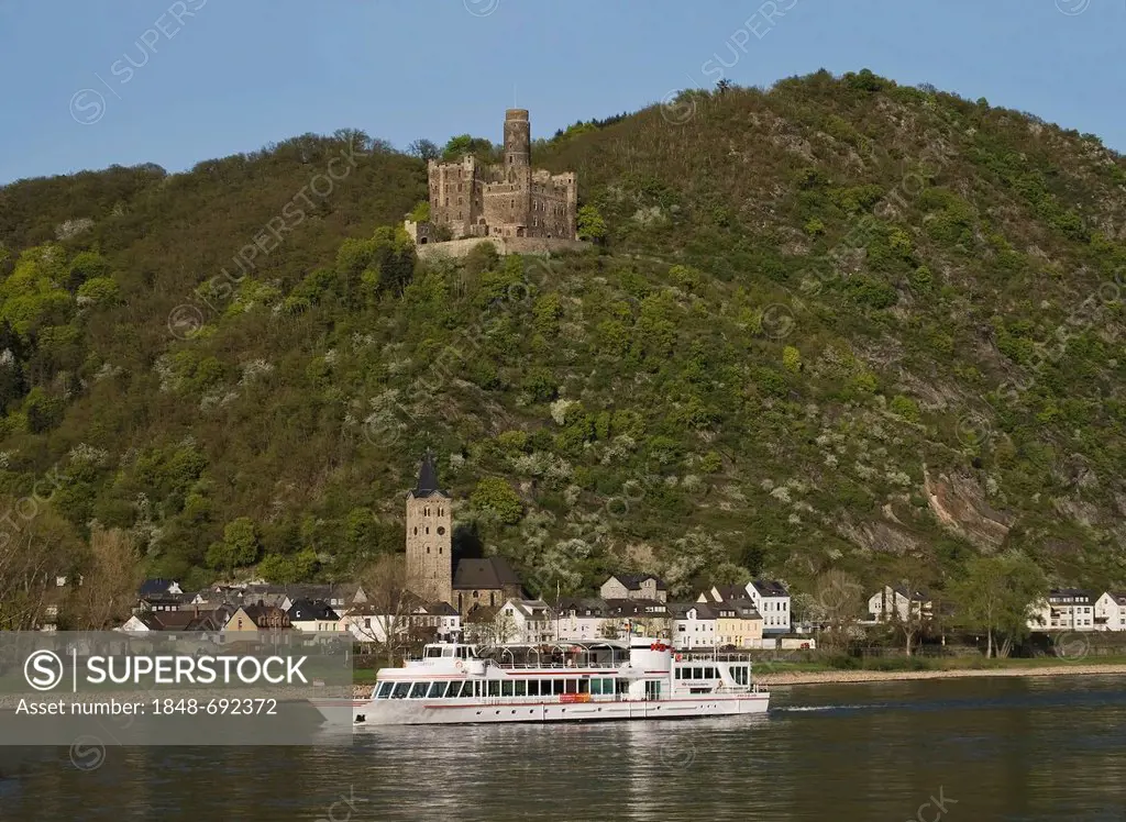 Maus castle above the Rhine River and the Loreley pleasure boat, St. Goarshausen, Wellmich district, Upper Middle Rhine Valley, a UNESCO World Heritag...