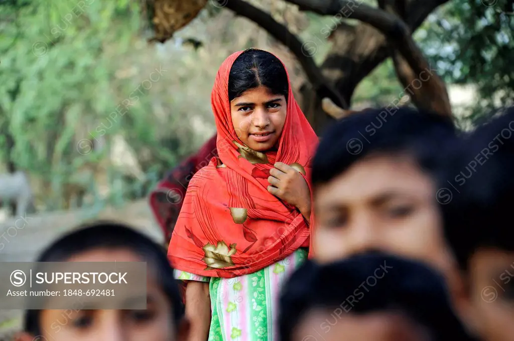 Girl, 11, village of Moza Sabgogat near Muzaffaragarh, Punjab, Pakistan, Asia