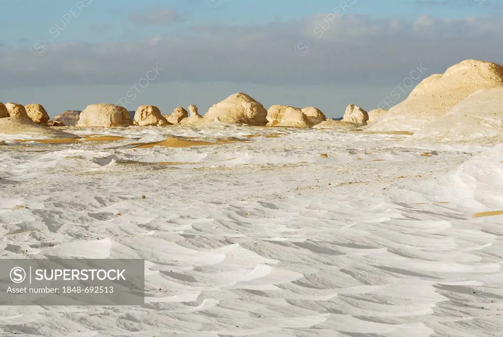 Wavelike rocks and ball-shaped mountains, White Desert, Farafra Oasis, Western Desert, Egypt, Africa