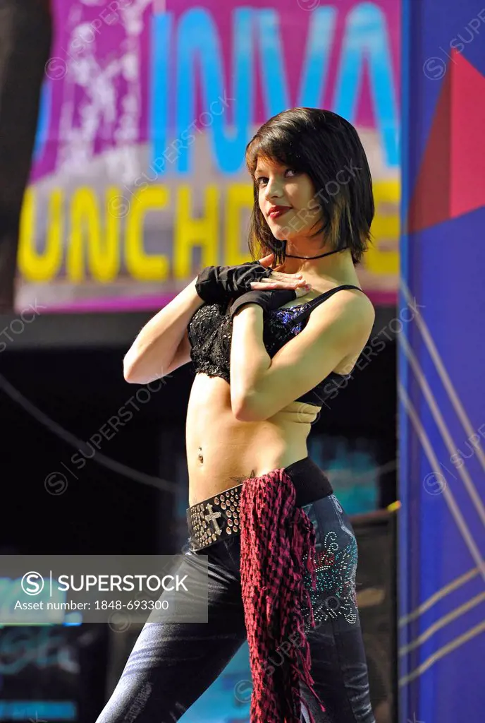 Singer performing a free music show at the centre of the Fremont Street Experience in old Las Vegas, downtown Las Vegas, Nevada, United States of Amer...