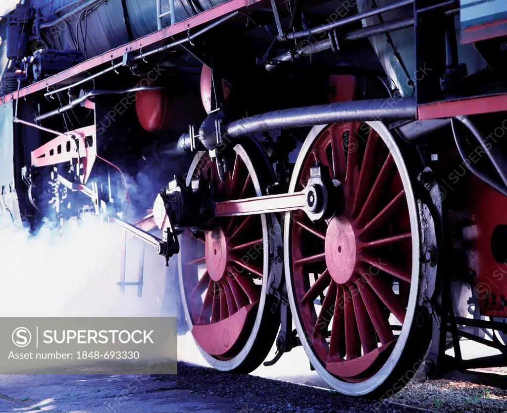 Steam locomotive, detailed view of the wheels