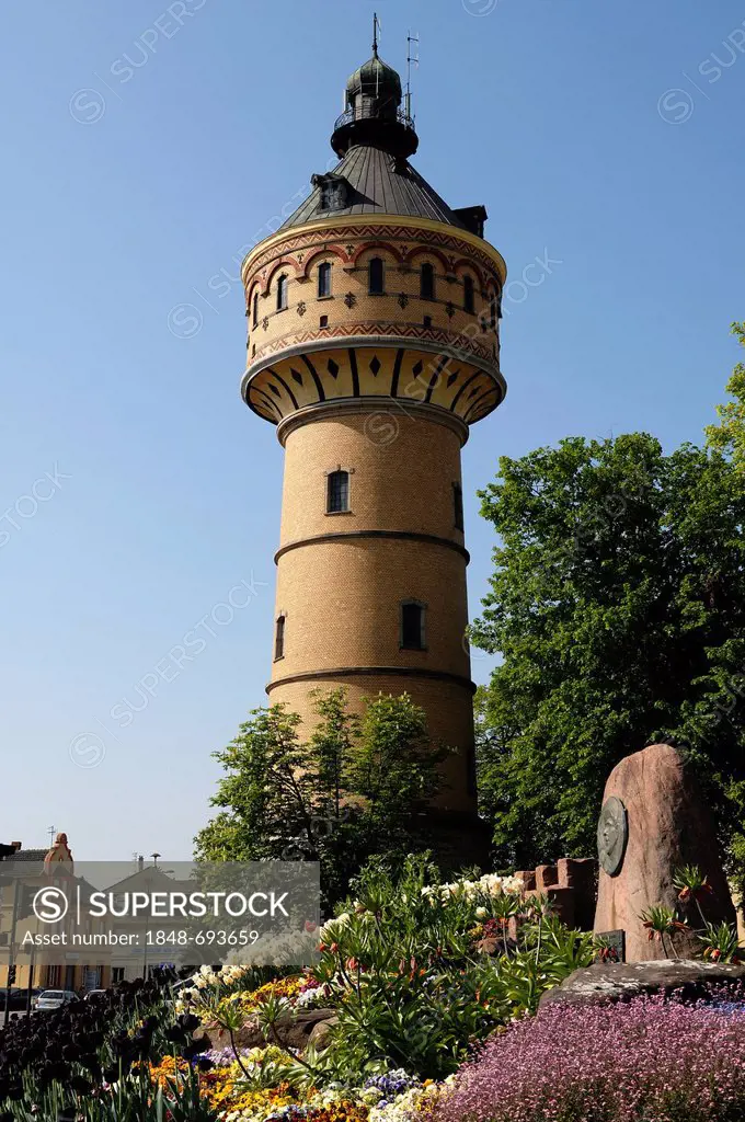 The Wilhelminian water tower, 1906, height 50 m, on the right a monument to General de Gaulle, Place du Général de Gaulle, Sélestat, Alsace, France, E...