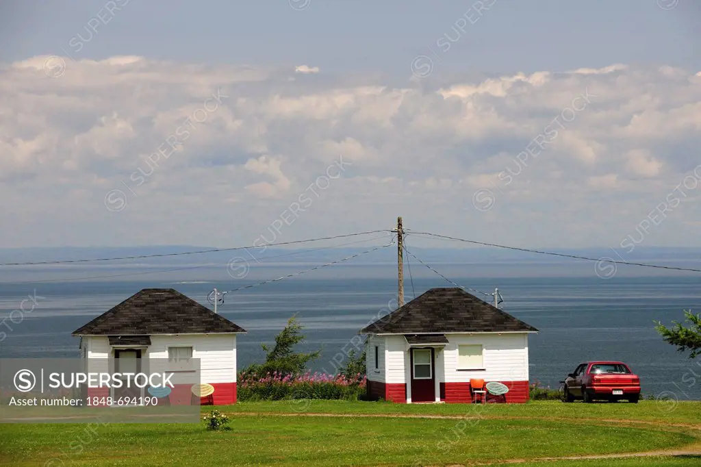 Holiday homes on the St. Lawrence River, Gaspe Peninsula, Gaspésie, Quebec, Canada