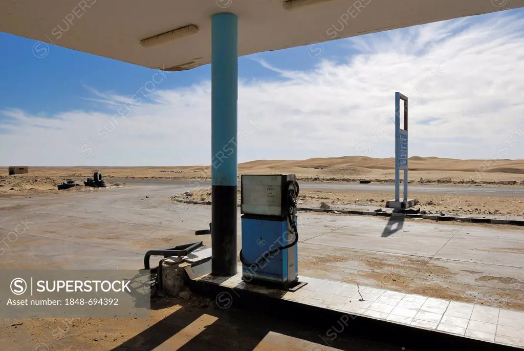 Gas pump, gas station between Al Fayoum Oasis and Bahariya Oasis, Western Desert, Egypt, Africa