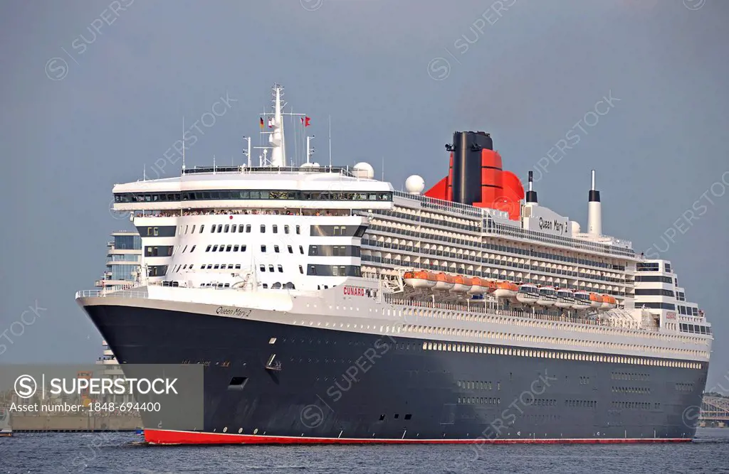 Queen Mary II leaving the port, Hamburg, Germany, Europe