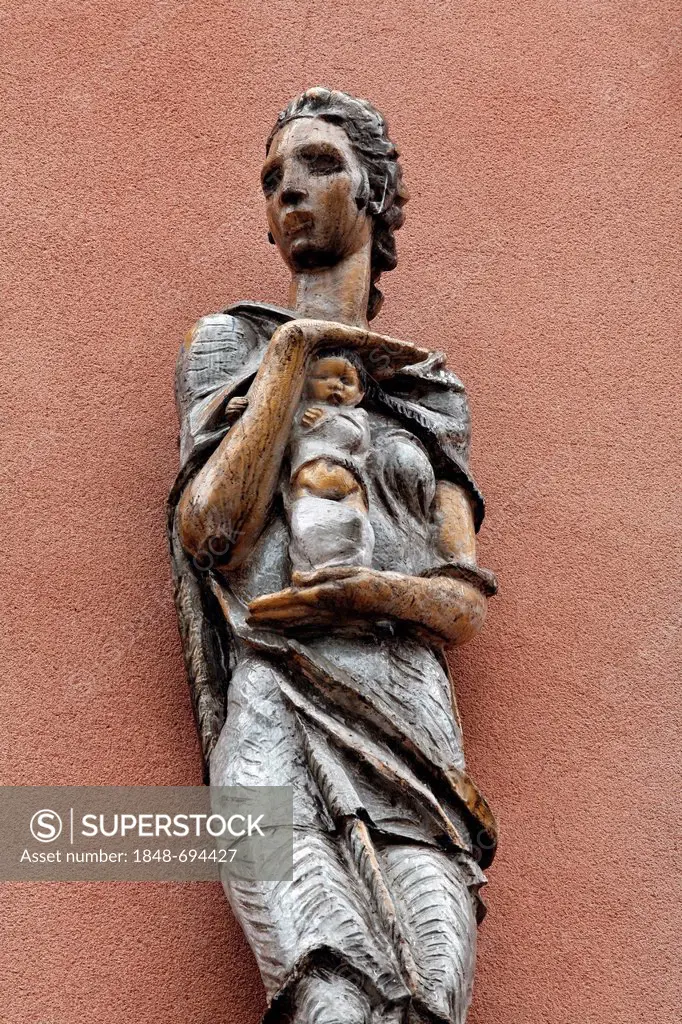 Allegory of care, ceramic sculpture at the Karl-Marx-Hof courtyard, Vienna's most famous municipal tenement complex from the interwar period, Doebling...