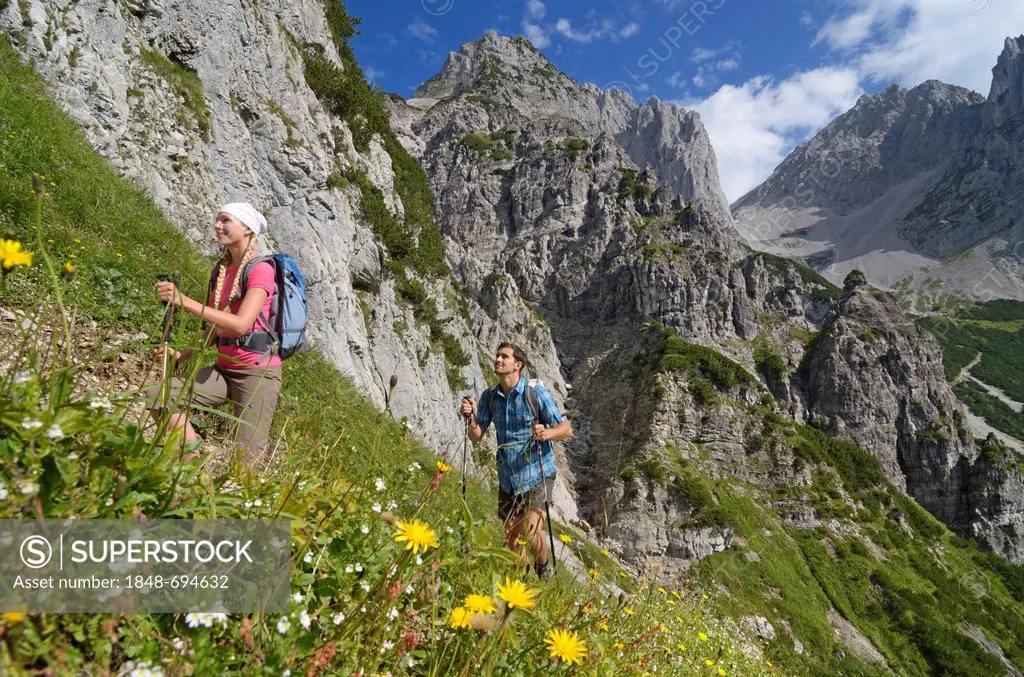 Hikers climbing a mountain, descending past Klamml towards Gruttenhuette mountain lodge, Ellmauer Halt, Wilder Kaiser mountain, Tyrol, Austria, Europe