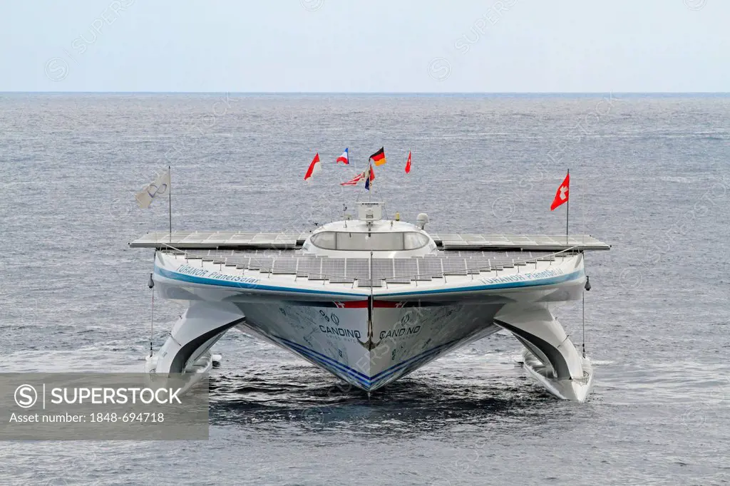 Tûranor PlanetSolar, solar-powered boot arriving in Monaco after the first circumnavigation of the globe with solar power, in 585 days, 4 May 2012, Pr...