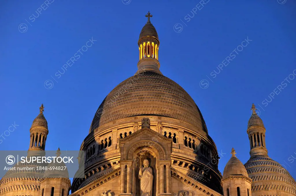 Night shot, dome of the Basilica of the Sacred Heart of Paris or Sacré-Cur Basilica, Montmartre, Paris, France, Europe