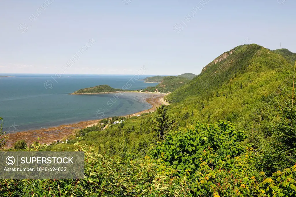 Coastline along the St. Lawrence River, Gaspe Peninsula, Gaspésie, Quebec, Canada