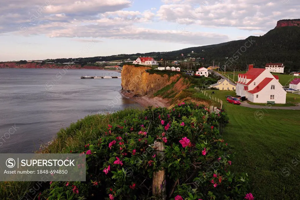 The village of Percé on the gulf of the St. Lawrence River, Gaspe peninsula, Gaspésie, Quebec, Canada
