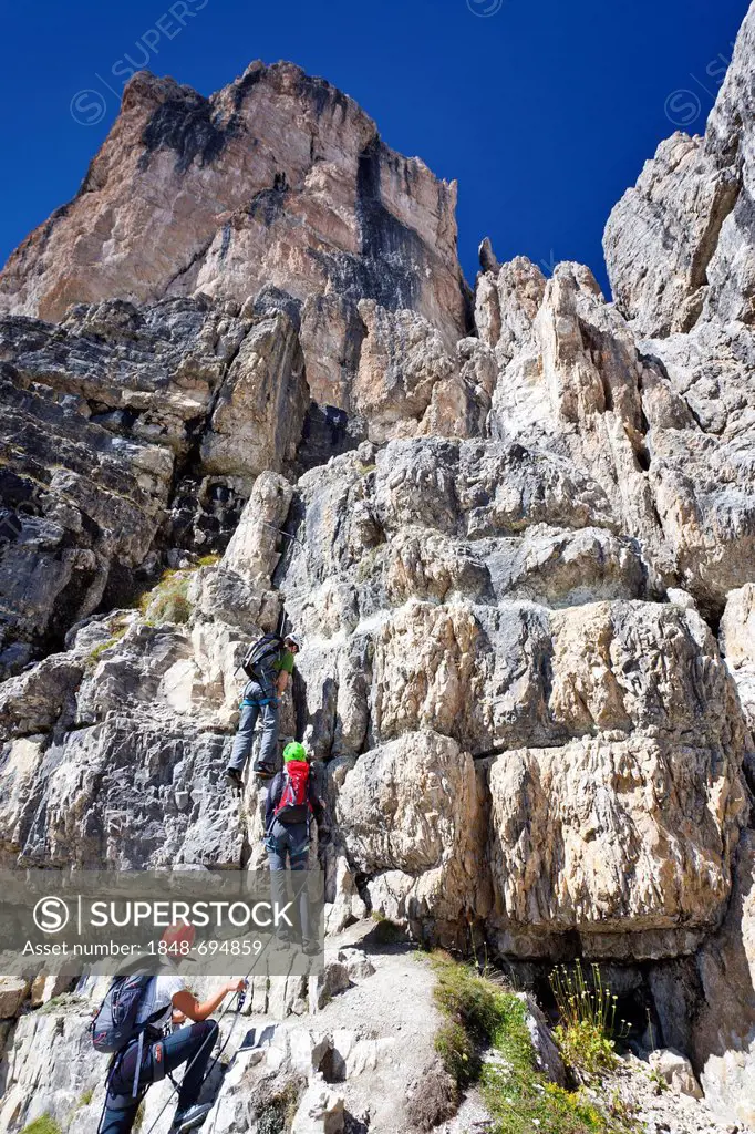 Climbers on the Boeseekofel fixed rope route, Dolomites, province of Trento, Italy, Europe