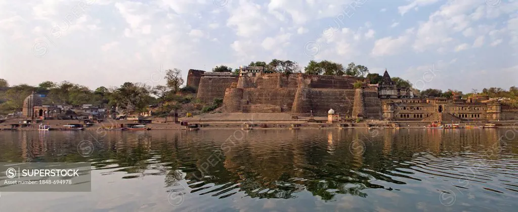 Ahilya Fort from the Narmada River, Maheshwar, Madhya Pradesh, India, Asia