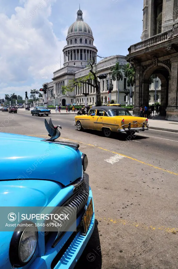 Vintage cars in front of El Capitolio or National Capitol Building, home of the Cuban Academy of Sciences, Havana, Cuba, Caribbean