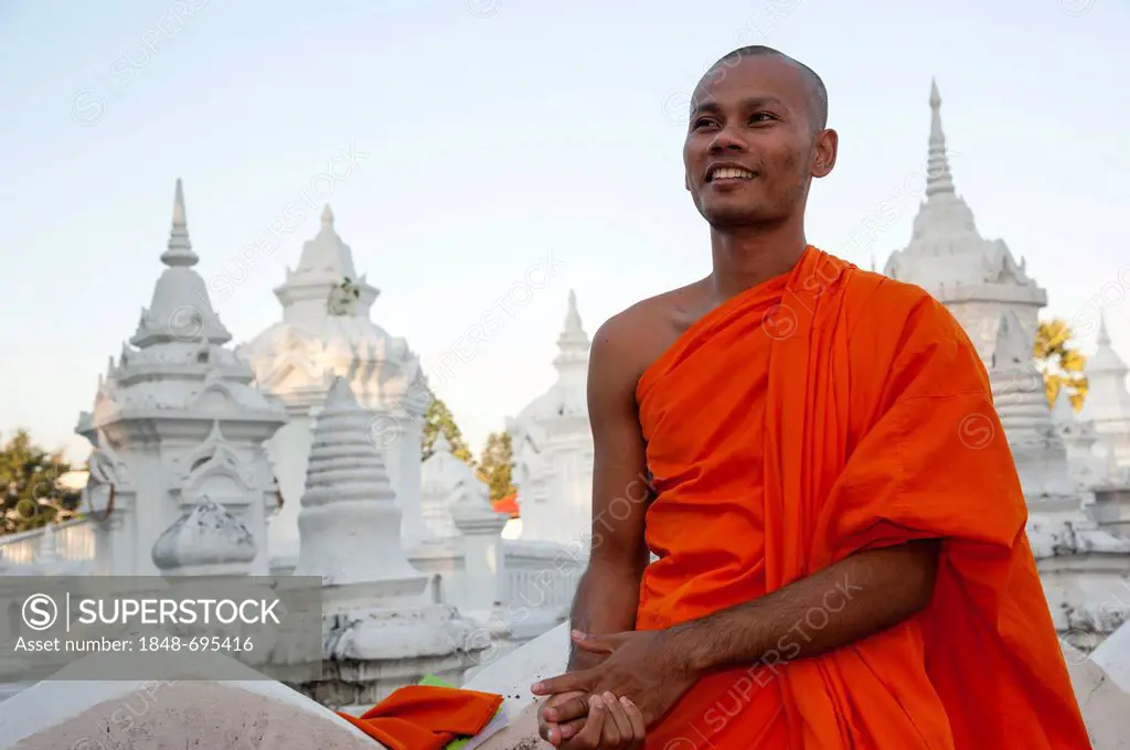 Monk wearing an orange robe, Wat Suan Dok, Chiang Mai, northern Thailand, Thailand, Asia