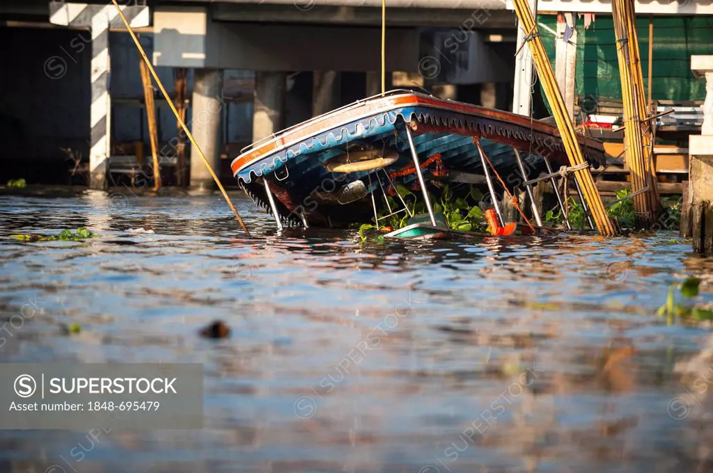 Sunken boat, Khlong or Klong, canal, Bangkok, Thailand, Asia