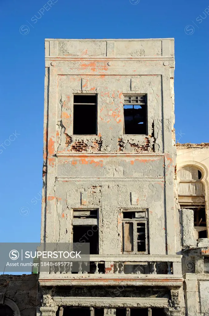 Deteriorated house on the Malecon, Avenida de Antonio Maceo, a boulevard along the city centre of Havana, Centro Habana, Cuba, Greater Antilles, Gulf ...