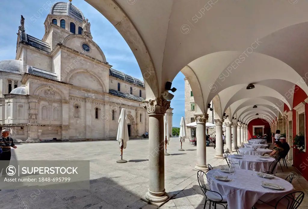 Restaurant in Cathedral Square at the Cathedral of St. James, Katedrala svetog Jakova, UNESCO World Cultural Heritage, Sibenik, central Dalmatia, Dalm...