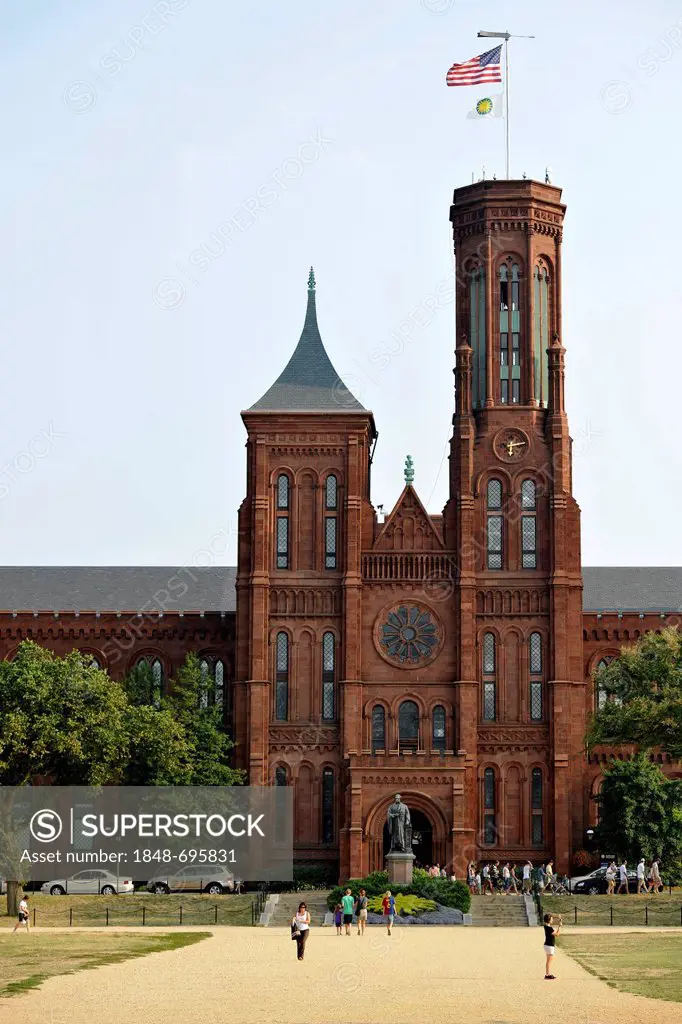 Smithsonian Institution Building, popularly known as the Castle, museum and admin building, National Mall, Washington DC, District of Columbia, United...