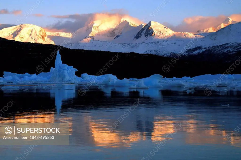 Lago Argentino with icebergs, at sunrise near the Perito Moreno glacier, High Andes, near El Calafate, Patagonia, Argentina, South America