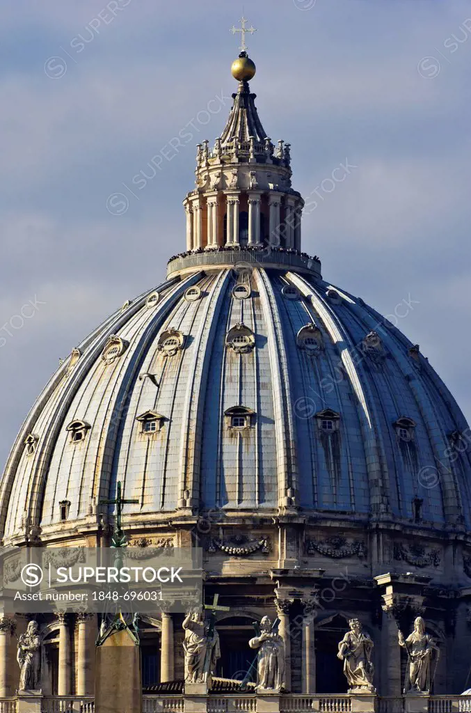 St. Peter's Basilica, dome with figures of saints, St. Peter's Square, Rome, Vatican, Italy, Europe