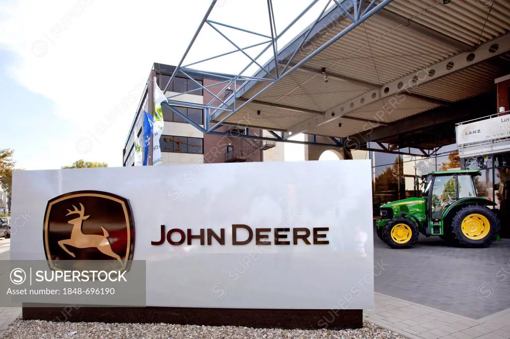 Logo outside the European headquarters of the American agricultural machinery manufacturer John Deere, Deere & Company, Mannheim, Baden-Wuerttemberg, ...