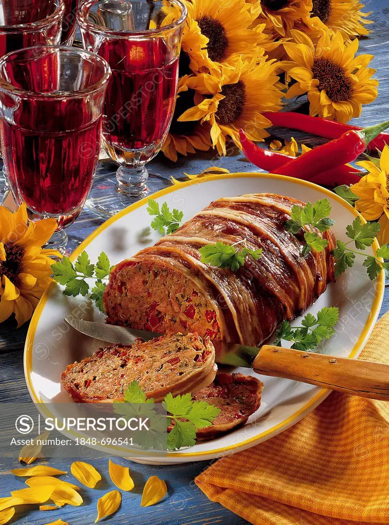 Meat loaf from Louisiana, mixed minced meat with Andouille sausage and Tasso ham wrapped in crispy bacon, USA