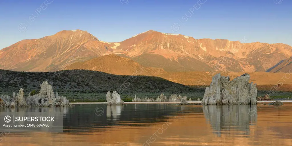 Dawn, sunrise, tufa rock formations, South Tufa Area, Mono Lake, a saline lake, Mono Basin and Range region, Sierra Nevada, California, United States ...