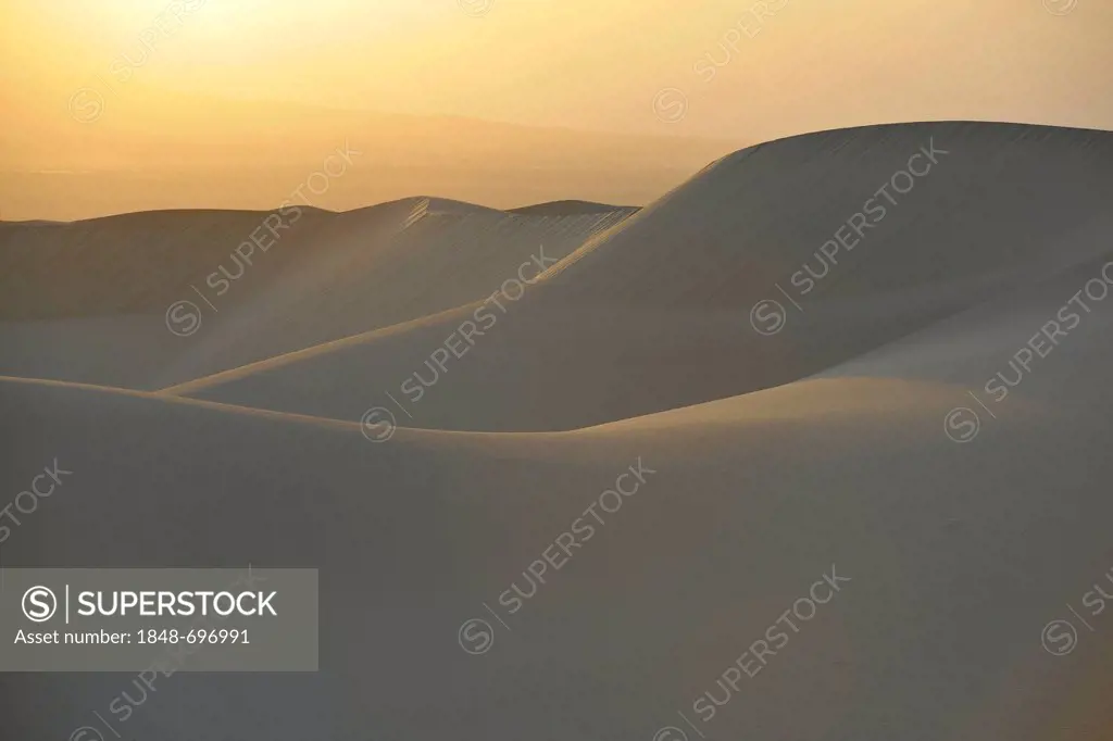 Mesquite Flat Sand Dunes, early morning light at sunrise, Stovepipe Wells, Death Valley National Park, Mojave Desert, California, United States of Ame...