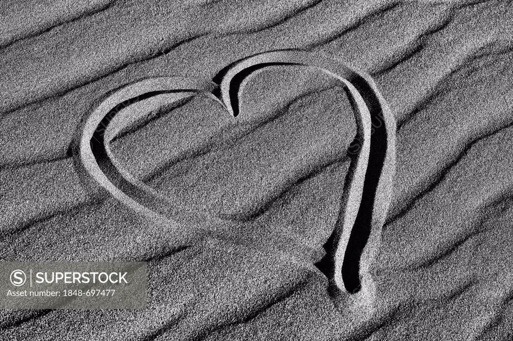 Heart drawn in the sand of the Mesquite Flat Sand Dunes, Stovepipe Wells, Death Valley National Park, Mojave-Desert, California, United States of Amer...