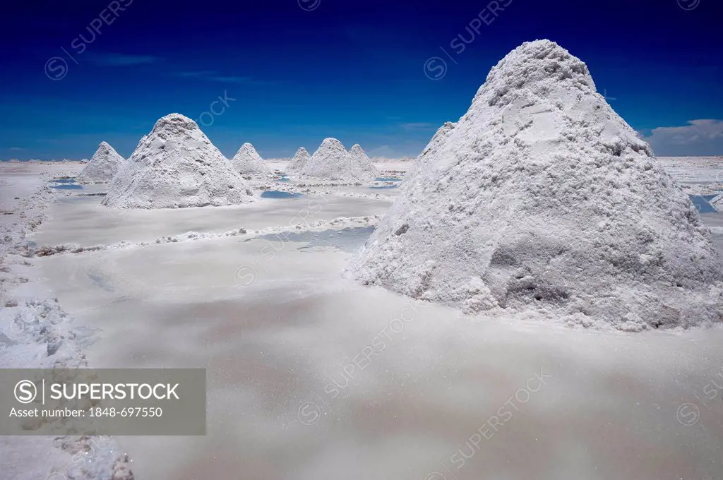 Salt mining, Salar de Uyuni salt lake, Uyuni, Bolivia, South America
