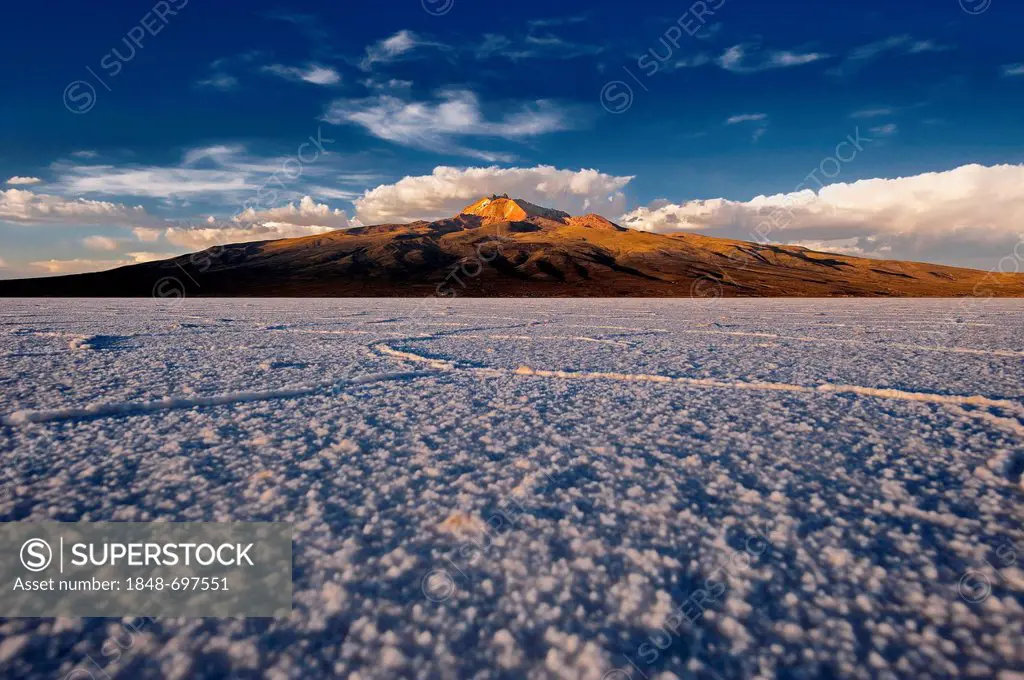 Salt lake with mountain range, Salar de Uyuni, Uyuni, Bolivia, South America