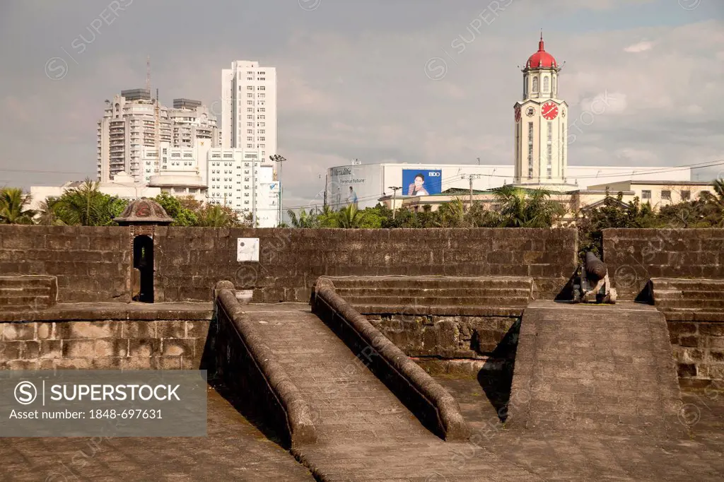 Ramparts with cannon in the Intramuros quarter, Manila, Philippines, Asia