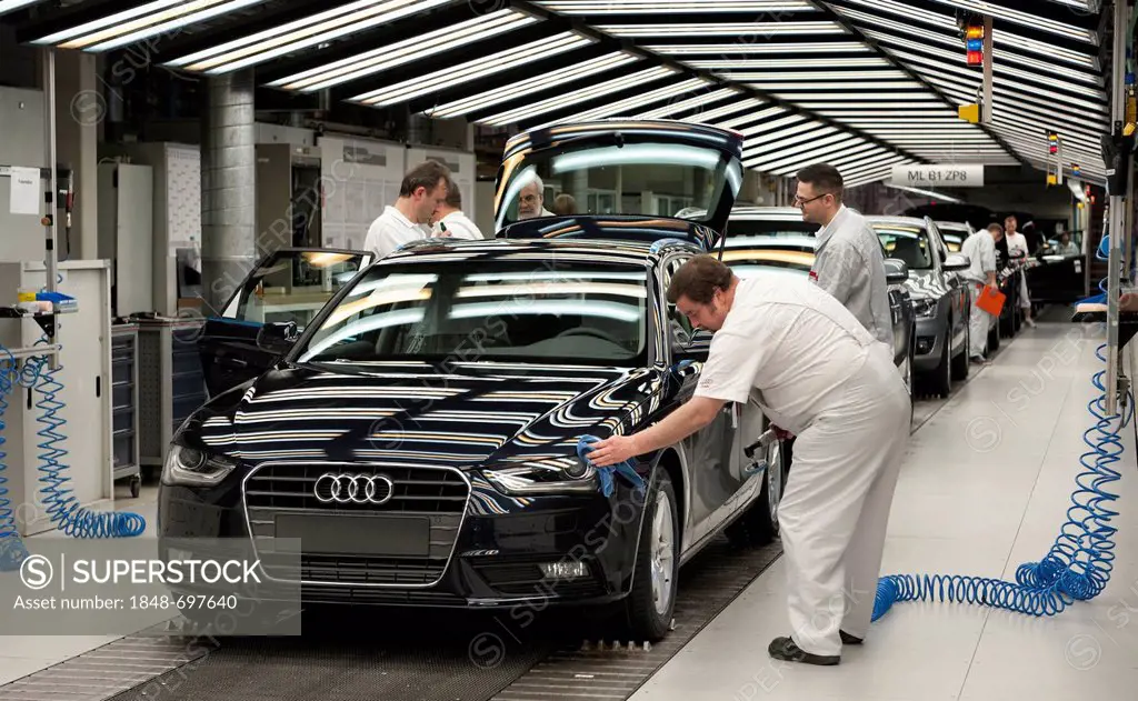 An Audi A4 Avant on the final inspection line for Audi A4 Avant and Q5 vehicles, three-coloured fluorescent lamps are being used to check the surface ...