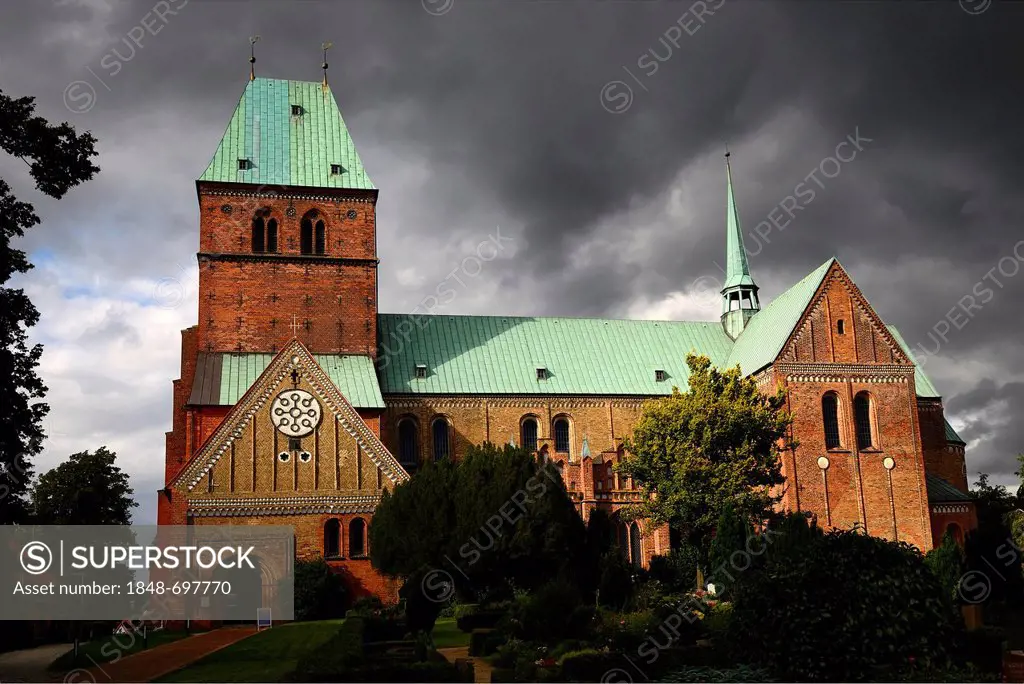 Ratzeburger Dom, Ratzeburg Cathedral, Romanesque brick architecture, evening light, Duchy of Lauenburg, Schleswig-Holstein, Germany, Europe