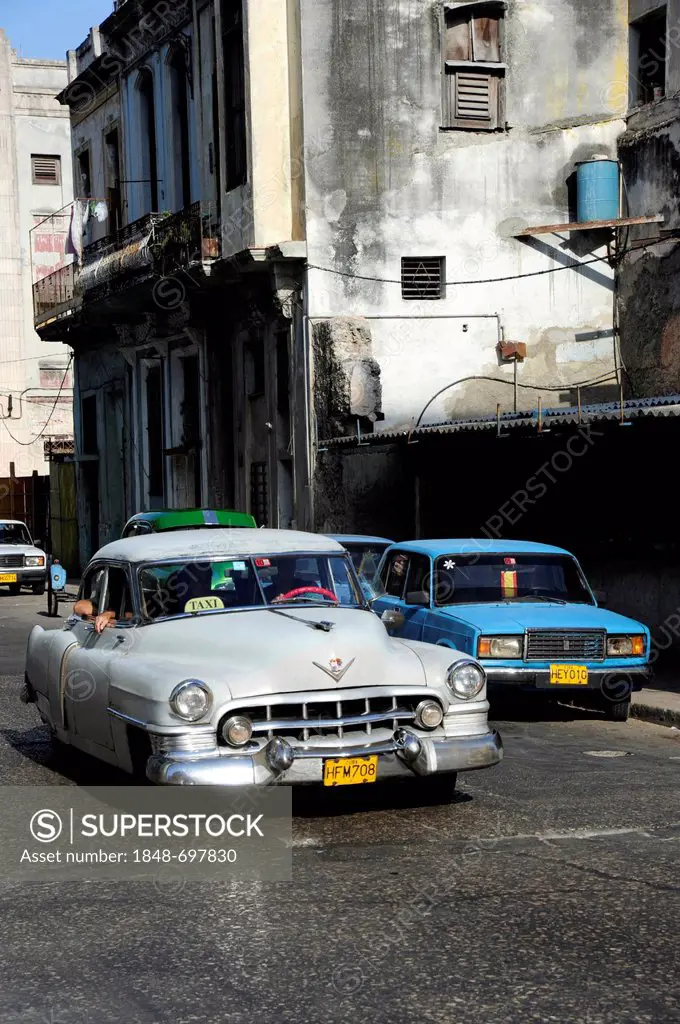 Taxi, white 1950s vintage car in the city center of Havana, Centro Habana, Cuba, Greater Antilles, Gulf of Mexico, Caribbean, Central America, America