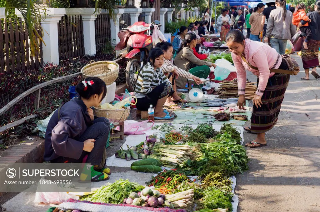 Vendors selling vegetables on the morning market, Luang Prabang, Laos, Indochina, Asia