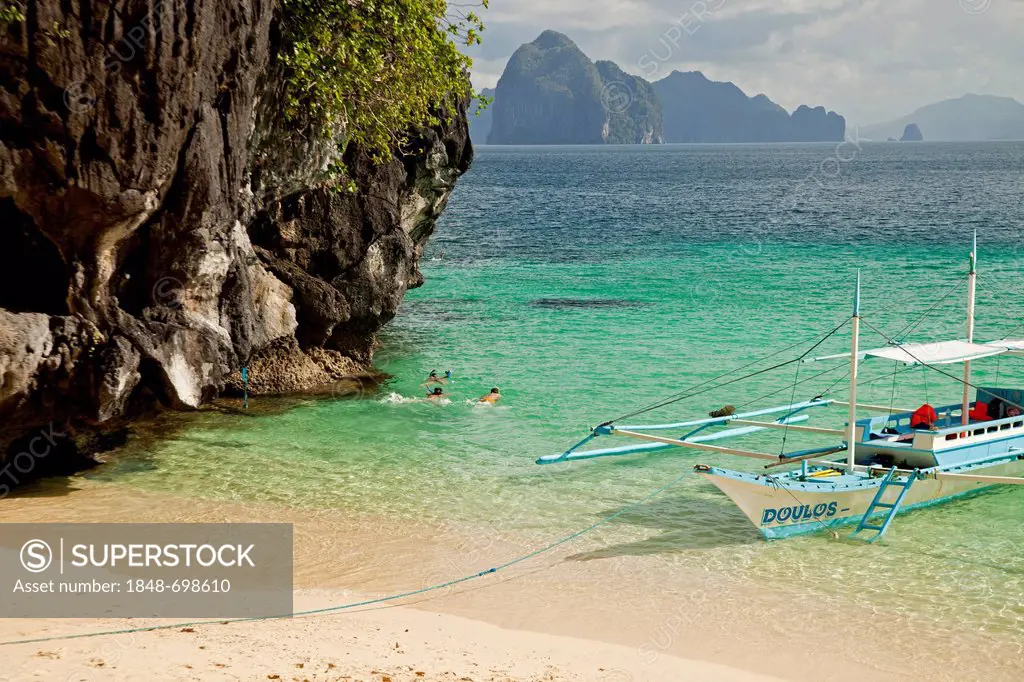 Snorkellers and a boat off Seven Commando Beach near El Nido, Palawan, Philippines, Asia