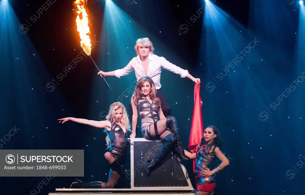 Dutch magician Hans Klok with assistants, The Houdini Experience, Peacock Theatre, London, England, United Kingdom, Europe