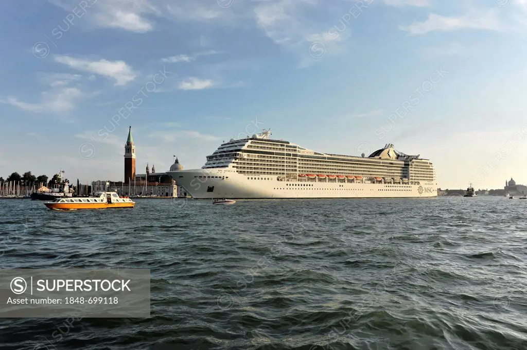 Cruise ship MSC Musica, built in 2006, 293.8 m, 3018 passengers, during departure, Venice, Veneto, Italy, Europe