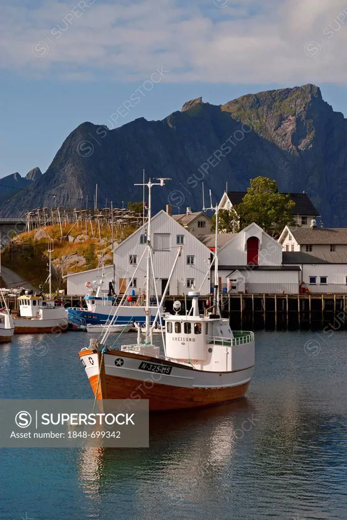 A boat in the Norwegian sea, mountains at back, Hamnøy, island of Moskenesøy, Moskenesoy, Lofoten archipelago, Nordland, Norway, Europe