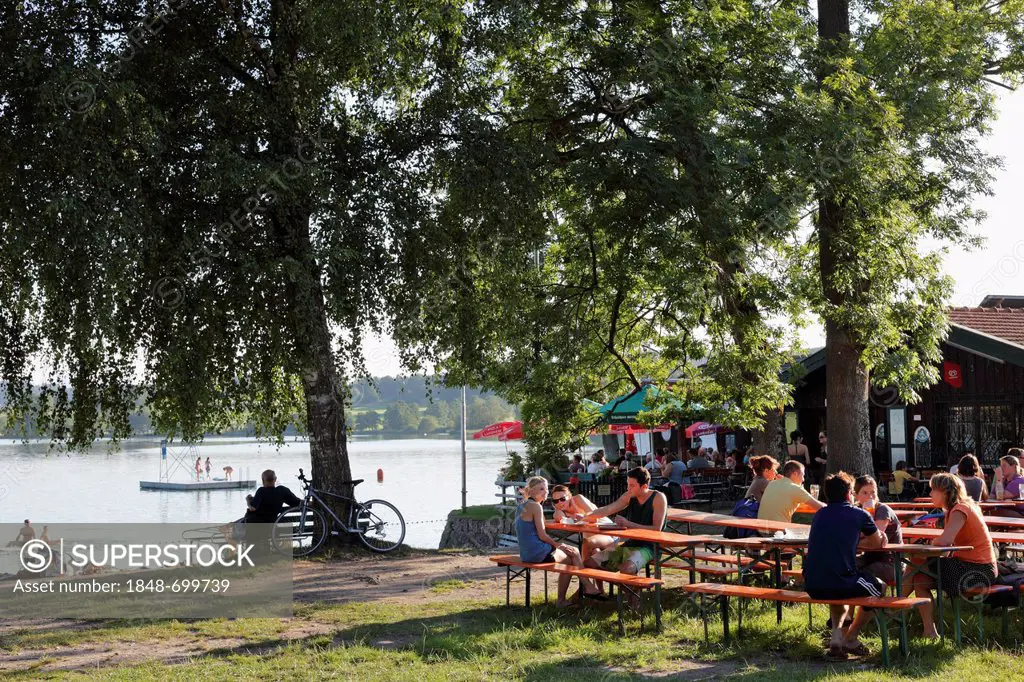 Guests in a beer garden, Strandbad Tengling, Lake Tachinger, Rupertiwinkel, Upper Bavaria, Bavaria, Germany, Europe