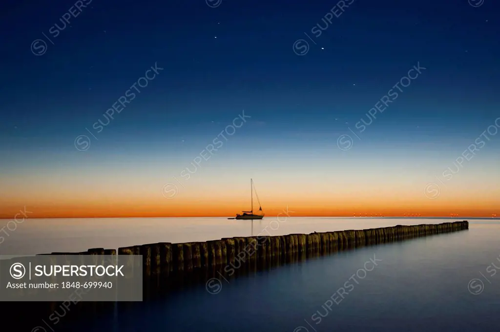 Sailboat and breakwater in the evening light, sea resort of Zingst, Fischland-Darss-Zingst, Baltic Sea, Mecklenburg, Pomerania, Germany, Europe