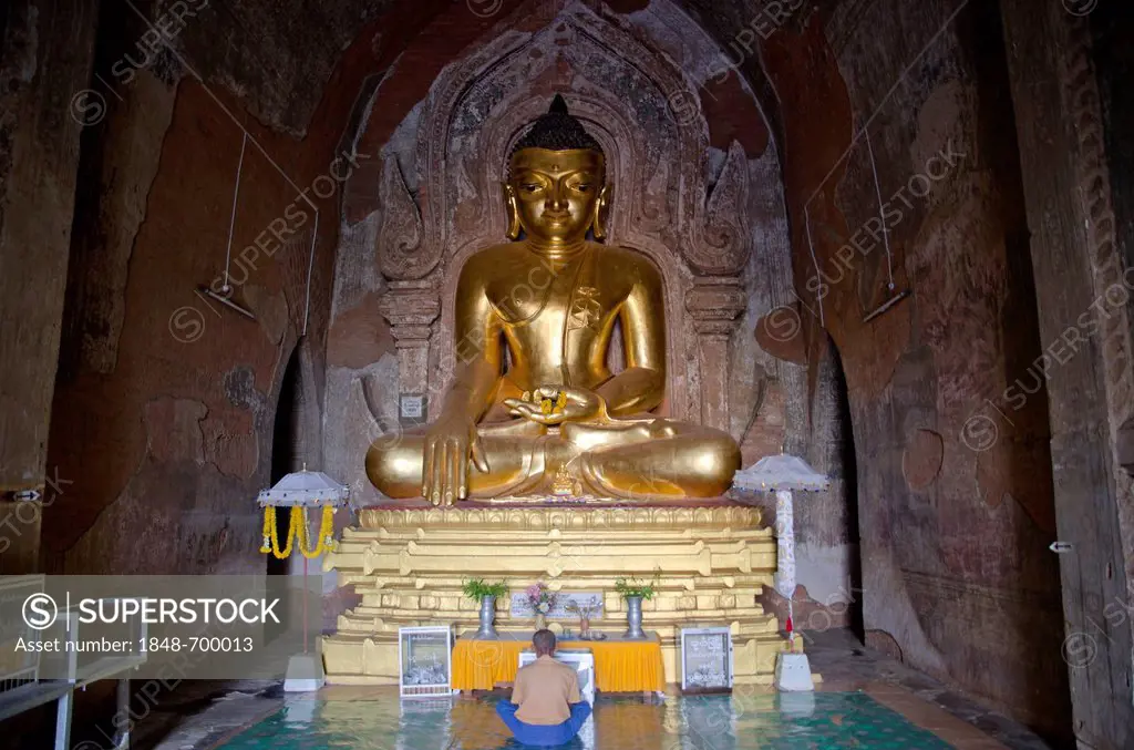 Buddhism, gilded seated Buddha figure in the pagoda of Htilominlo Temple from the 13th Century, one of the last great temples built before the fall of...