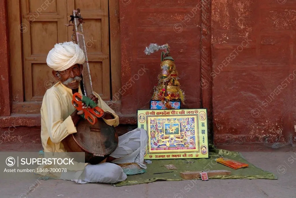 Musician worshipping the holy Ram Devra, Fort Pokaran, Pokaran, Rajasthan, North India, India, Asia